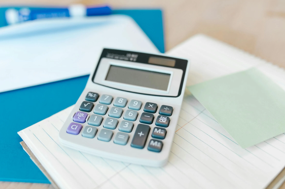 A Medicare insurance broker in Georgia calculating insurance premiums.